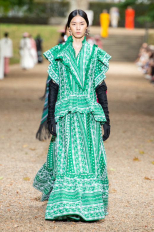 <em>صورة من&nbsp;</em><em><span dir=LTR>qatartourism.com</span></em><br />
ما رأيكم بنزهة على خليج الدوحة؟ يمنحكم&nbsp;<strong>كورنيش الدوحة&nbsp;</strong>فرصة الاستمتاع بنزهة لا يمكن نسيانها على الواجهة البحريّة بينما تشاهدون مناظر تخطف الأنفاس. وبما أنّكم عند زيارته لن ترغبوا بالمغادرة، ستريدون معرفة أنّه يمكنكم الانغماس في تجربة من العمر عبر رحلة على متن مركب خشبيّ شراعيّ تستطيعون أن تنظّموا وليمة عشاء عليه كذلك الأمر.