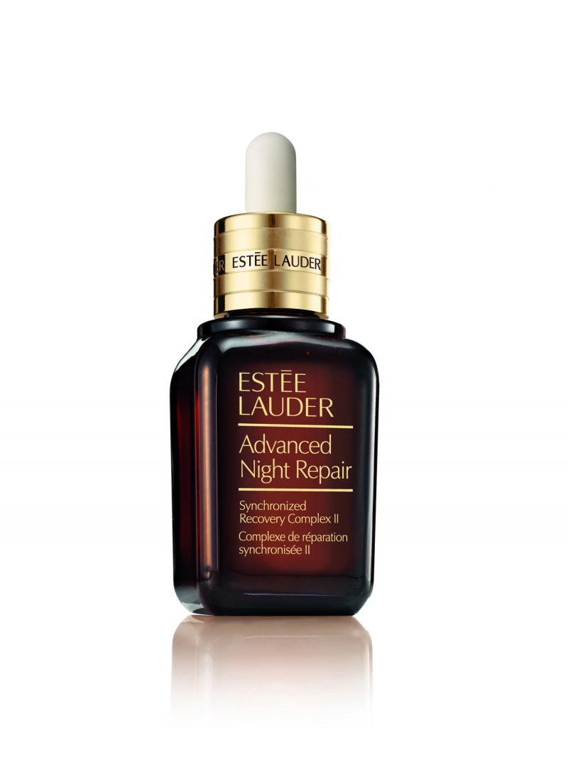 <strong>الإطلالة الأولى </strong><br />
قميص صوفيّ من غوتشي<br />
<span style=color:#808080><em>متوفّر على موقع</em><em>BySymphony </em></span><br />
تنّورة من كلوي<br />
<span style=color:#808080><em>من موقع</em> <em>Net-A-Porter </em></span><br />
حقيبة Lady Dior<br />
أقراط من ديور<br />
أحذية تتخطّى مستوى الرّكبة من ستيوارت ويتزمان<br />
<span style=color:#808080><em>من موقع</em> <em>Net-A-Porter</em></span>