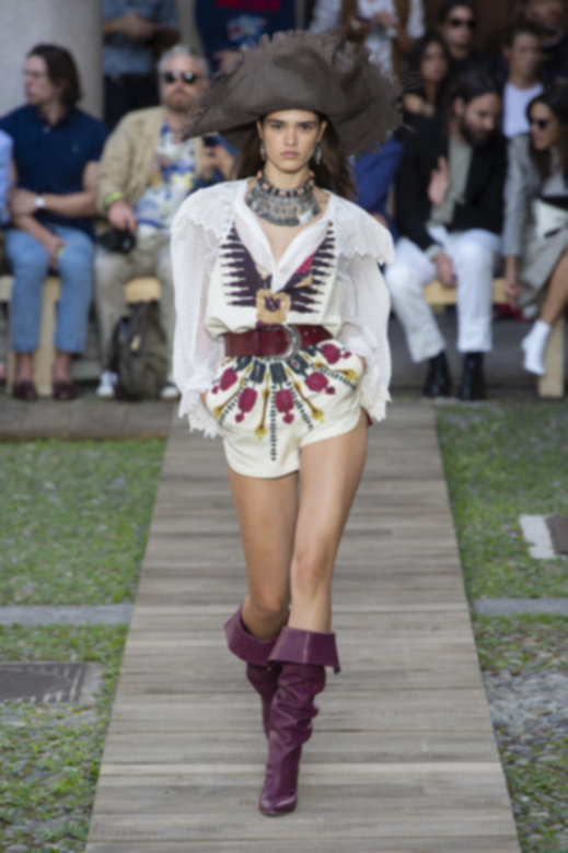 مجموعة الهوت كوتور لربيع وصيف 2022 من سكياباريلي<br />
&nbsp;