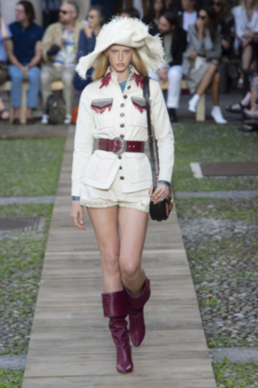 مجموعة الهوت كوتور لربيع وصيف 2022 من الكساندر فوتييه<br />
&nbsp;