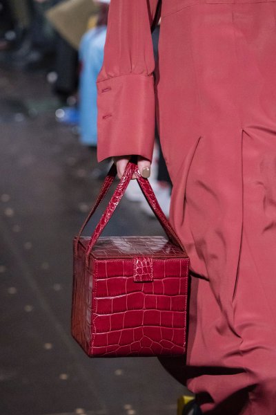 ما أجمل اللون الأحمر!
