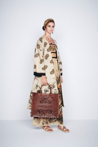 عنوان بالتنوّع، إليك سترة&nbsp;Dior Palto
