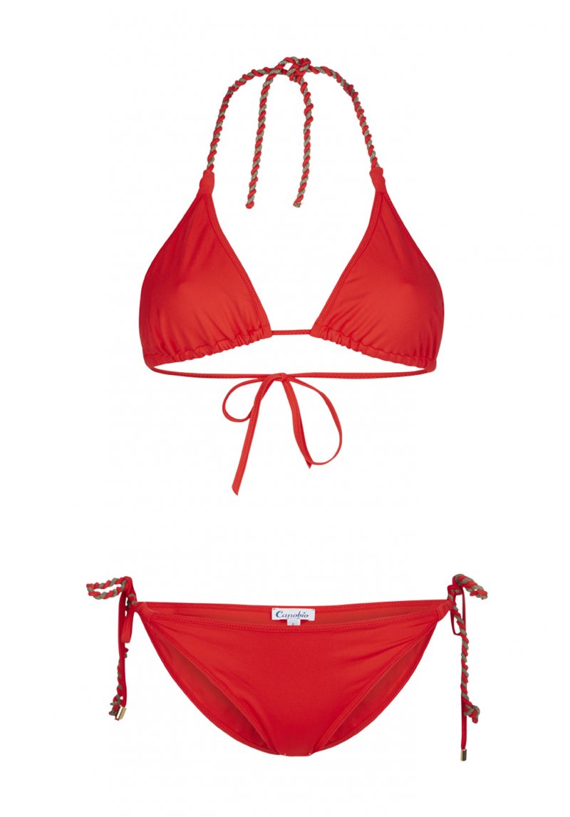 <strong>أحذية عالية الكعب مكشوفة من الخلف</strong><br />
غوتشي<br />
<em>من موقع</em> <em>Net-A-Porter</em><br />
&nbsp;