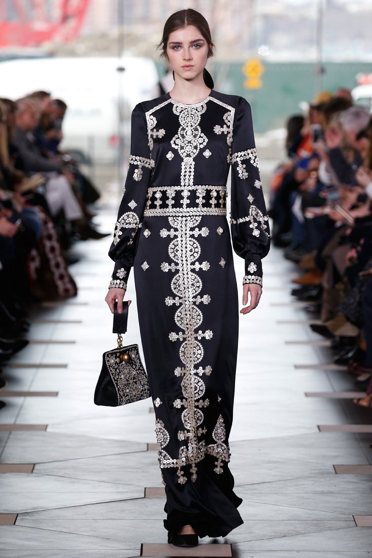 إنذار &ndash; صيحة الفساتين المزوّدة بأكمام طويلة
