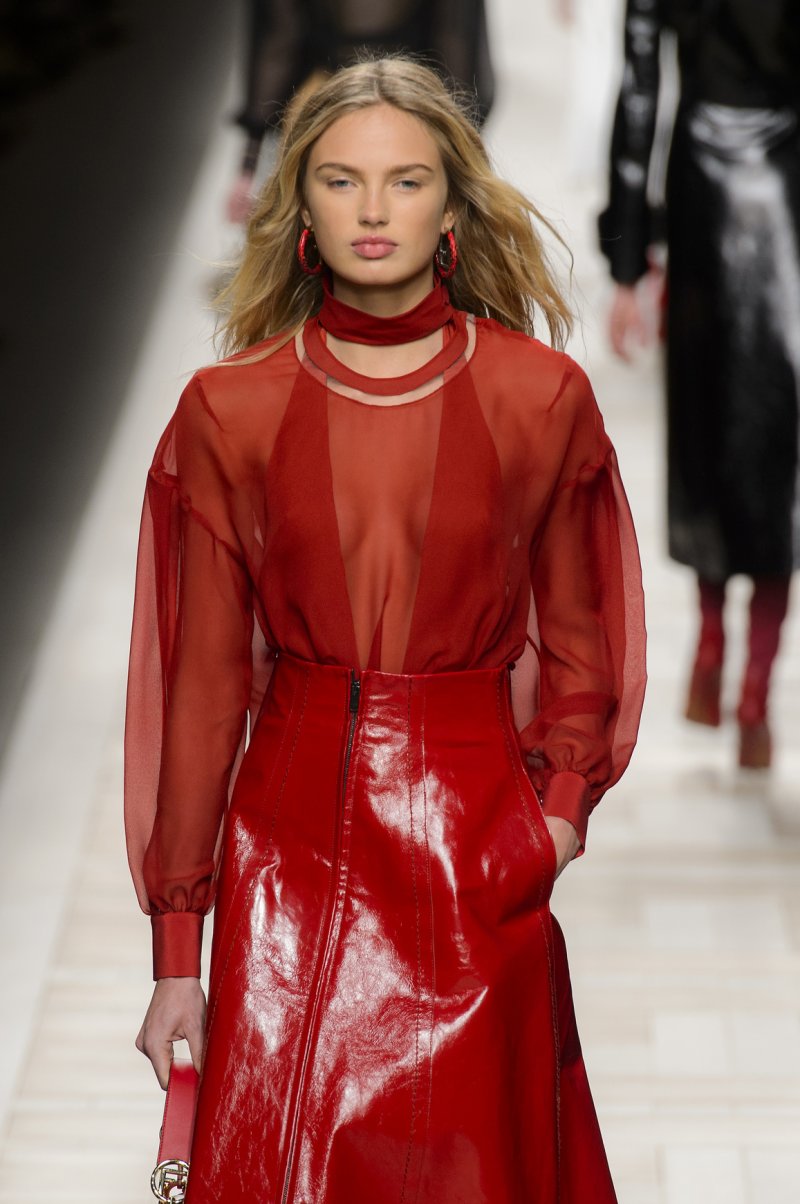 تألّقي باللّون الأحمر &ndash; قواعد إعتماد التّصاميم الحمراء
