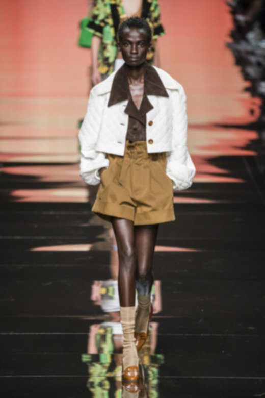 <strong>معطف كاشمير مزوّد بحزام</strong><br />
سيلين