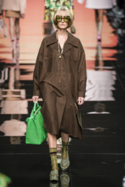 <strong>سروال من الجينز مستقيم الساقين</strong><br />
لويس فويتون