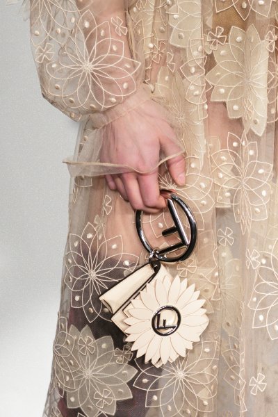 أضيفي أشكالاً جديدة إلى حياتكِ &ndash; حقائب جديدة ذات أشكال إستثنائيّة
