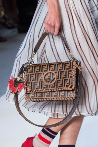 أكسسوارات صغيرة لحقيبتكِ لن تندمي على الإستثمار فيها
