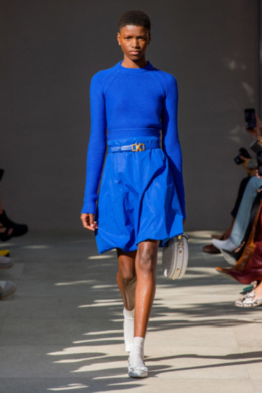 عقد ضيّق من&nbsp;<strong>سواروفسكي</strong>&nbsp;<br />
&nbsp;