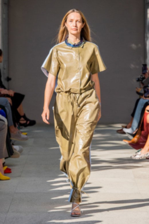 حذاء رياضيّ من&nbsp;<strong>دولتشي أند غابانا</strong><br />
&nbsp;