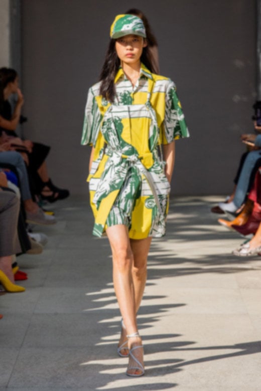 وشاح من&nbsp;<strong>تومي هيلفيغر</strong>