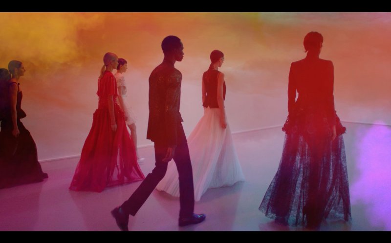 جيفانشي تقدّم فيديو حصريّ لمجموعة هوت كوتور ربيع وصيف 2019
