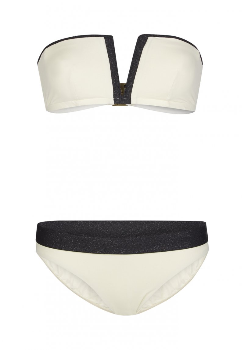 بروينزا سكولر<br />
<em>متوفّرة لدى ليفل ملتقى الأحذية</em>