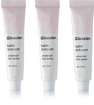 علامة GLOSSIER تنتشر في العالم مع موقع NET-A-PORTER.COM