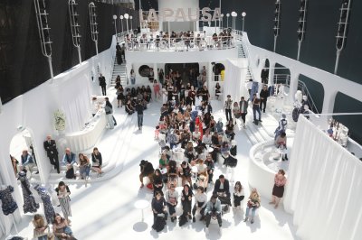شانيل CHANEL تثبت إلتزامها بتوفير التّعليم
