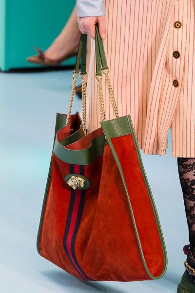 حافظي على حقائبكِ
