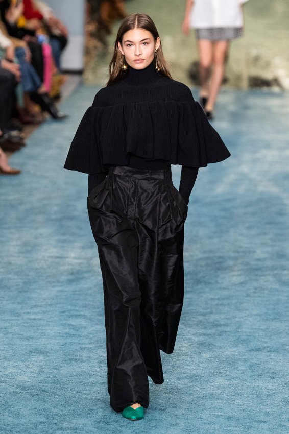 <strong>الإطلالة الأولى</strong><br />
فستان من فالنتينو<br />
<em>من موقع </em><em><span dir=LTR>Matches Fashion</span></em><br />
قبّعة الخبّاز من ميزون ميشال<br />
<em>من موقع مودا أوبيراندي</em><br />
أقراط من روزانتيكا<br />
<em>من موقع </em><em><span dir=LTR>Net-A-Porter</span></em><br />
حقيبة كبيرة من ديور<br />
صندل من كلوي<br />
<em>من موقع </em><em><span dir=LTR>Net-A-Porter</span></em>