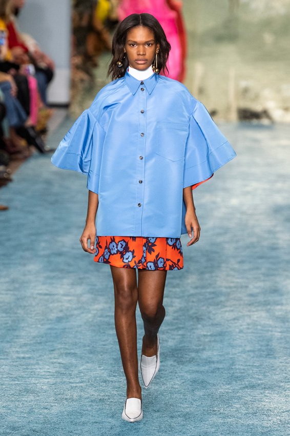 <strong>الإطلالة الرابعة</strong><br />
توب من علامة&nbsp;<span dir=LTR>Staud</span><br />
<em>من موقع مودا أوبيراندي</em><br />
سروال من الجينز من فيكتوريا بيكهام<br />
<em>من موقع مودا أوبيراندي</em><br />
حقيبة خصر من ديور<br />
دبابيس شعر من روزانتيكا<br />
<em>من موقع&nbsp;</em><em><span dir=LTR>Matches Fashion</span></em><br />
حذاء عالي الكعب والكعبيّة من سان لوران<br />
<em>من موقع&nbsp;</em><em><span dir=LTR>Matches Fashion</span></em>