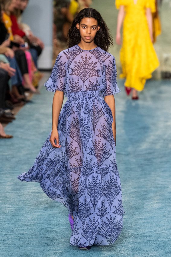 إنّ تركيبة مستحضر&nbsp;<strong><span dir=LTR>Roller Liner</span></strong>&nbsp;من&nbsp;<strong>بنفت كوزمتكس</strong>&nbsp;سريعة الجفاف ومقاومة للمياه وتدوم لمدّة 24 ساعة. من المرجّح أنّ محدّد العين هذا هو الأدقّ على الإطلاق ويسمح لك برسم أرفع الخطوط. لذلك، إذا كنت تريدين تطبيق إطلالة عيون جريئة يمكنك أن ترسمي خطًّا أعرض وتكوني دراماتيكيّة.<br />
&nbsp;