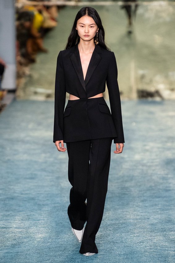 حقيبة خصر من فندي<br />
<em>من موقع&nbsp;</em><em><span dir=LTR>Net-A-Porter</span></em><br />
&nbsp;