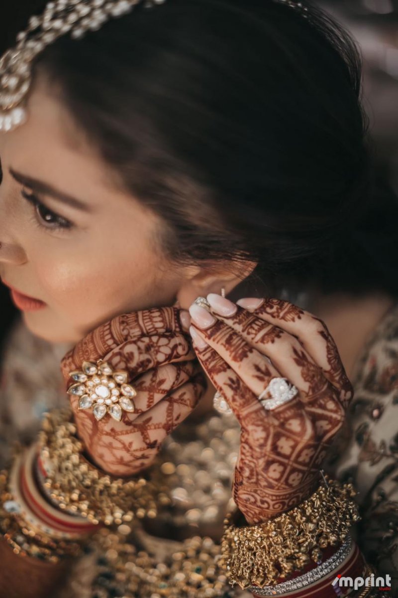As a fashion lover like you, you’re probably looking for advice on what to wear; fear not as we got you covered:
<ul> <li>As we already mentioned, it’s a religious celebration so make sure to dress modestly.</li> <li>Keep your attire as colorful as possible and avoid wearing black (which is associated with bad luck) and white (which is typical for funerals).</li> <li>Accessorize with flower crowns, jeweled headpieces, and tons of gold and silver bangles and necklaces. The more the merrier!</li> <li>Don’t forget to bring a scarf or something similar to cover your head during the ceremony; this goes for both men and women. </li> </ul>
The number of traditional acts the couple chooses to fulfill defers from a wedding to another, from a Henna party, to a Sangeet, Choora, Wedding and Reception, but needless to say you will definitely get to experience the art of henna, new foods and flavors and a lot of amazing traditions. Make sure to put your whole heart into it, and believe me this will be an experience you will never forget!