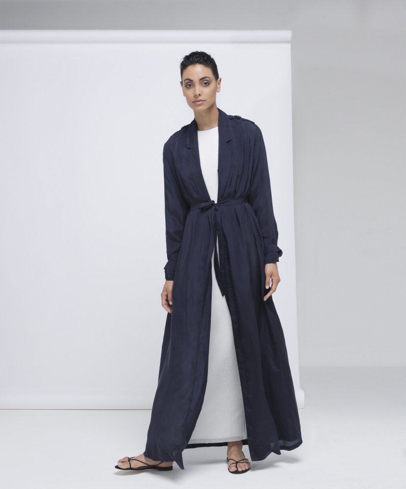 علامة Erickson Beamon<br />
<em>متوفّرة على موقع</em> <em>The Modist</em><br />
&nbsp;