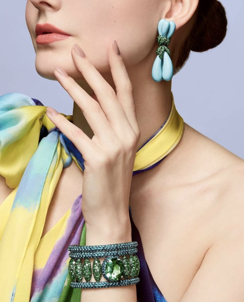 Diving in a Sea of Turquoise
