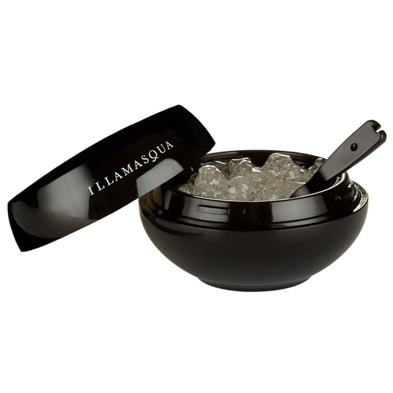 <strong>الإطلالة الثّانية</strong><br />
فستان من غوتشي<br />
<span style=color:#808080><em>متوفّر على موقع </em><em>BySymphony </em></span><br />
أكسسوار للشّعر من روزانتيكا<br />
<span style=color:#808080><em>من موقع</em> <em>Net-A-Porter</em></span><br />
حقيبة يد صغيرة من رالف لورين<br />
أحذية عالية الكعب من سان لوران