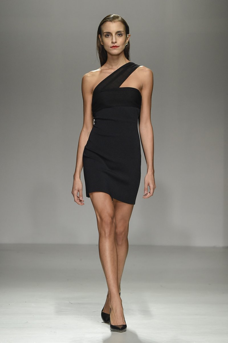 ميو ميو<br />
<em>من موقع</em> <em>Mytheresa.com</em><br />
&nbsp;