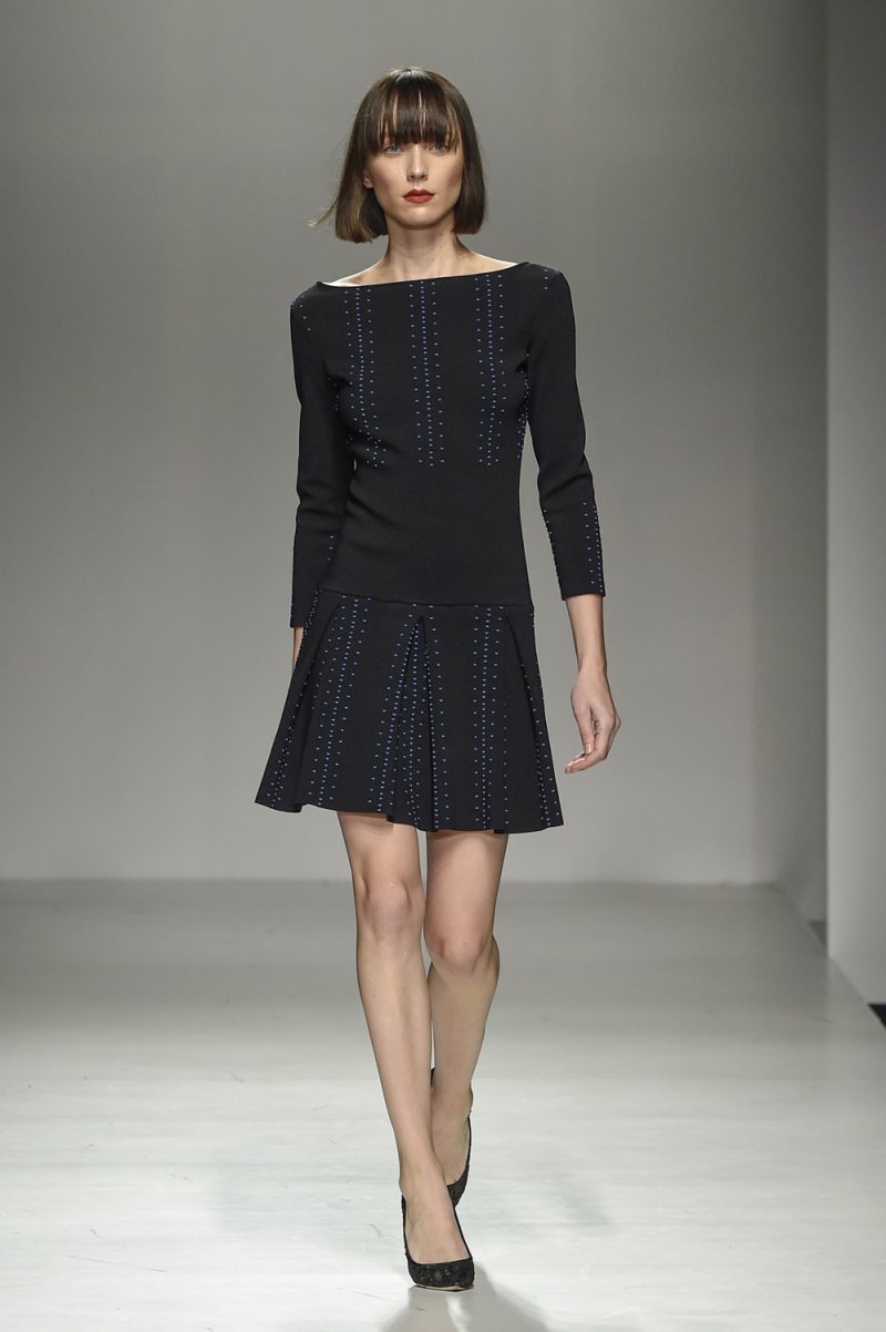 عقد Bouton d&rsquo;or مصنوع من الذّهب الزّهريّ والأبيض المرصّع بالماس