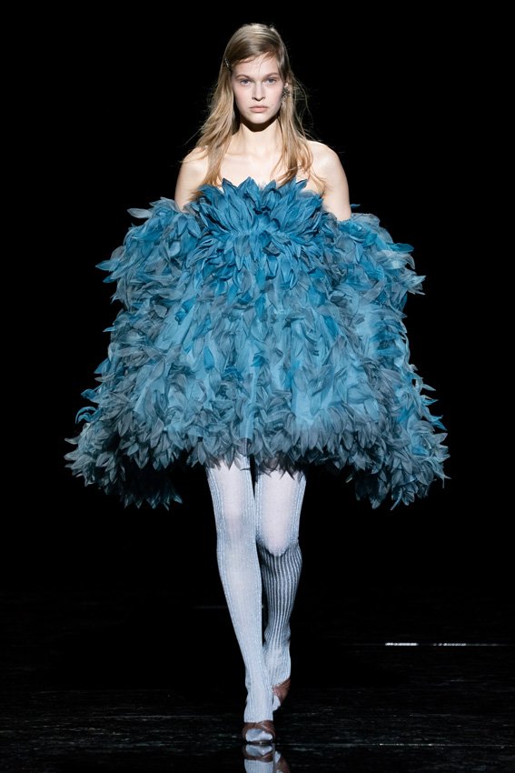 <strong>فنتي بيوتي&nbsp;</strong>أحمر شفاه&nbsp;<span dir=LTR>Poutsicle Juicy Satin</span>&nbsp;بلون&nbsp;<span dir=LTR>Alpha Doll</span>