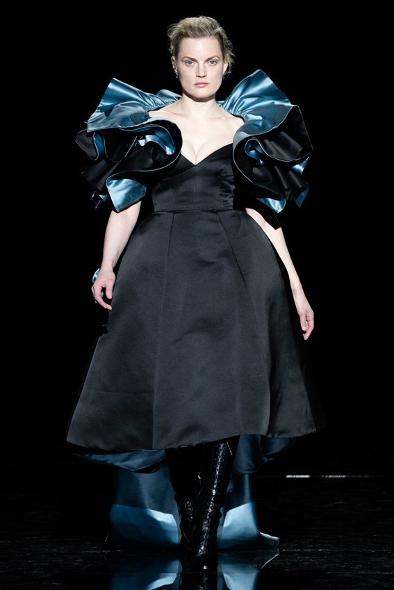 علامة&nbsp;<strong><span dir=LTR>Givenchy Beauty</span></strong>&nbsp;أحمر شفاه&nbsp;<span dir=LTR>Le Rouge</span>&nbsp;بلون &nbsp;<span dir=LTR>Sparkling Lily</span><br />
&nbsp;