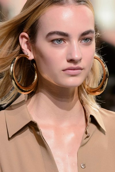 وقعنا في حبّ الأقراط المتّخذة شكل حلقات!
