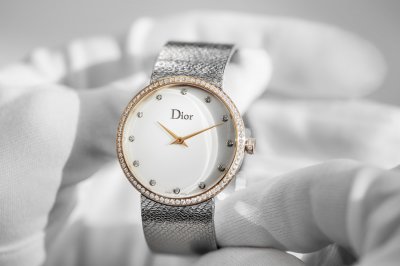 دعي معصمكِ يفيض إشراقاً مع ساعة &nbsp;D de Dior Satine
