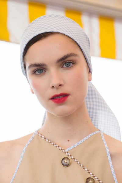The 2 Must Have Hair Accessories This Summer
