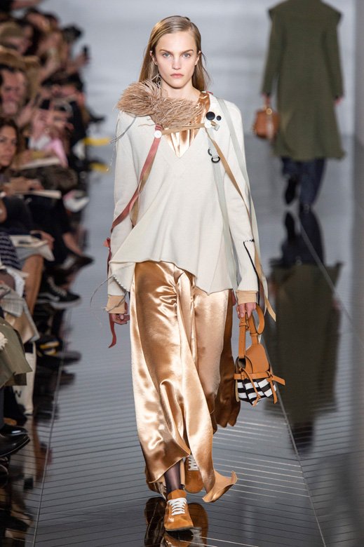 عقد&nbsp;<span dir=LTR>Mineralismo</span>&nbsp;الضّيّق