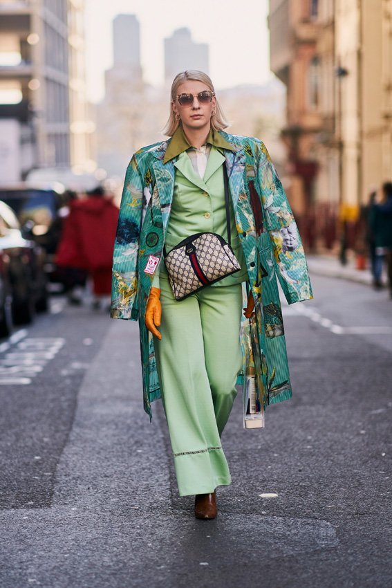 <p>هل اشتقت إلى زيارة المكتبة؟ هذا لا يعني أنّ عليك التوقّف عن القراءة، فمع توفّر أغلب الأمور على الانترنت لا يزال باستطاعتك الاستمتاع بقراءة الكتب الالكترونيّة.</p>
