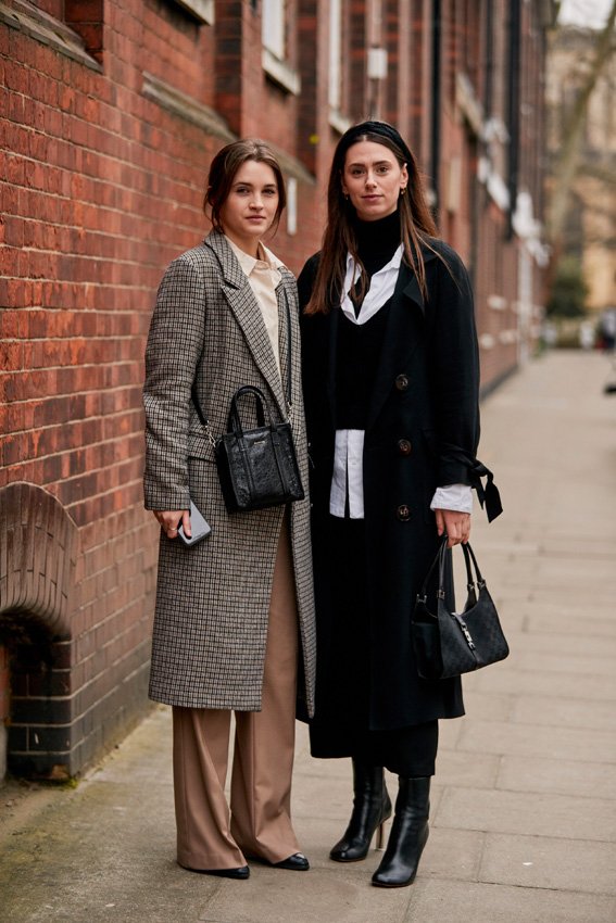 <p>بما أنّ أولادك لا يستطيعون المشاركة بصفوف نشاطاتهم ولا أنت تستطيعين الذهاب إلى النادي الرياضيّ أيضًا، شغّلي الموسيقى ولنبدأ بالحركة! يمكنكم أيضًا مشاهدة فيديوهات لتعلّم نوع رقص جديد أو حتى دعي أولادك يعلّمونك ما يعرفون.</p>
