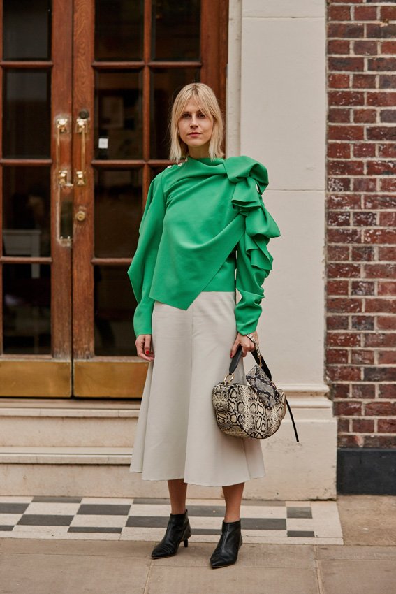 الآن، بعد أن أصبحنا كنساء نمضي أقلّ وقتًا بتطبيق إطلالة المكياج، يمكننا أن نتعرّف إلى بشرتنا وجسمنا أكثر &ndash; شكل وجهنا،&nbsp;<a href=https://www.azyaamode.com/ar/%D8%A7%D9%84%D9%81%D8%B3%D8%AA%D8%A7%D9%86-%D8%A7%D9%84%D9%85%D9%86%D8%A7%D8%B3%D8%A8-%D9%84%D9%83%D9%84%D9%91-%D8%AC%D8%B3%D9%85><strong>نوع جسمنا</strong></a>&nbsp;أو بشرتنا مثلًا &ndash; لنتمكّن من اختيار اكسسواراتنا وتنسيق إطلالاتنا بطريقة أفضل متى ما عدنا إلى سرقة أضواء كلّ غرفة ندخلها.