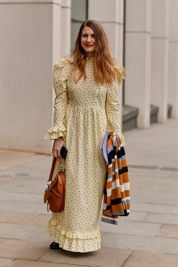 تساهم دار لويس فويتون أيضًا في هذه الحملة، فأعادت تنسيق ورش عملها في فرنسا لإنتاج مئات آلاف الأقنعة الواقية غير الجراحيّة من أجل العاملين في الخطوط الأماميّة في مجال الرعاية الصحيّة.