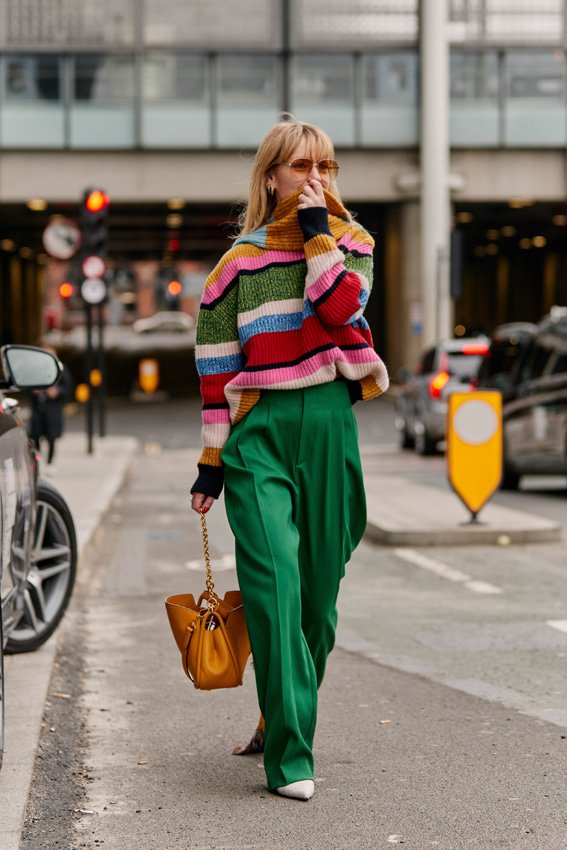 <p>متى ما اشتقت لنشاطاتك الخارجيّة، وأردت القيام بأمر مسلّ، لم لا تنصبين خيمتك في الفناء (إذا كنت تملكين فناء) وتحضّرين مكان الشواء فتحصلي على نزهة استثنائيّة. لا شكّ أنّ الأمر ليس جميلًا بقدر القيام بهذا النشاط بين الأشجار، لكن علينا الاستثمار بما نملكه.</p>
