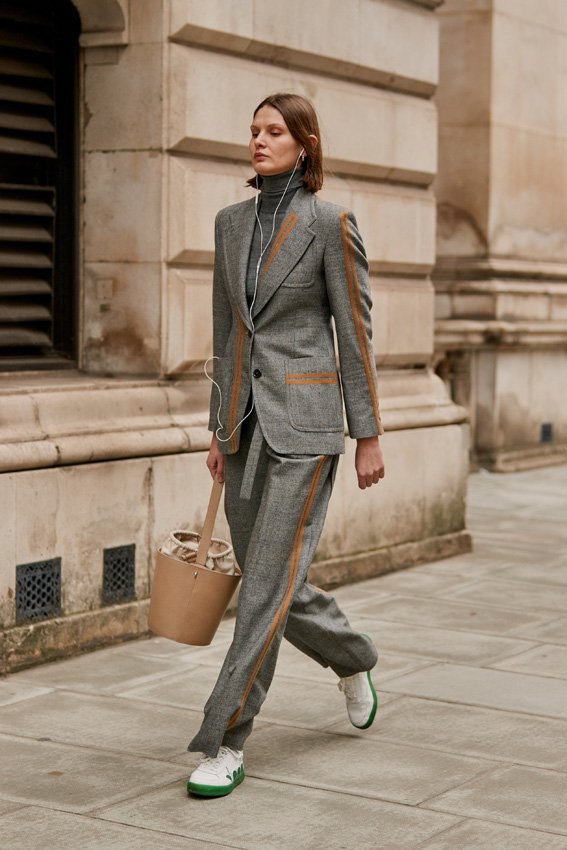 <p>ابحثي عن طرق للحدّ من توتّرك. أكان من خلال ممارسة الملاكمة أو التأمّل أو الرقص أو الكتابة أو الغناء، يكفي أن تجدي الطريقة التي تناسبك لاستبدال أفكارك المتشائمة بغيرها المتفائلة.</p>
