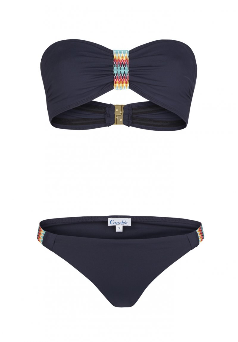 <strong>صنادل ثخينة الكعب</strong><br />
أكوازورا<br />
<em>متوفّرة لدى ليفل ملتقى الأحذية </em><br />
&nbsp;