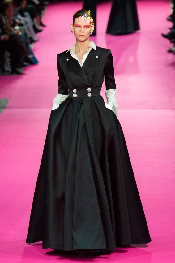 <strong>حمدة الفهيم</strong><br />
ترعرعت في أبو ظبي وبدأت مسيرتها كمهندسة ديكور داخليّ، لكنّها سرعان ما اكتشفت شغفها للموضة.<br />
تخصّصت في الألبسة المسائيّة، ونجد أنّ تصاميمها عبارة عن مزيج مثاليّ ما بين السمات الشرقيّة والغربيّة.