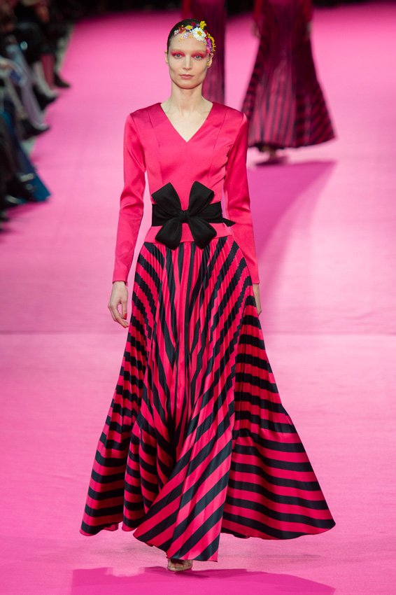 <strong>مريم يحيى - ميسز كيبا</strong><br />
مصمّمة أزياء مصريّة-فرنسيّة استهلّت مسيرتها في عالم الأعمال لكن سرعان ما وجدت نفسها منجذبة إلى عالم الموضة. وبالتالي، بدأت مسيرتها في تصميم الأزياء وأطلقت مجموعات ريترو سحرت الجميع!