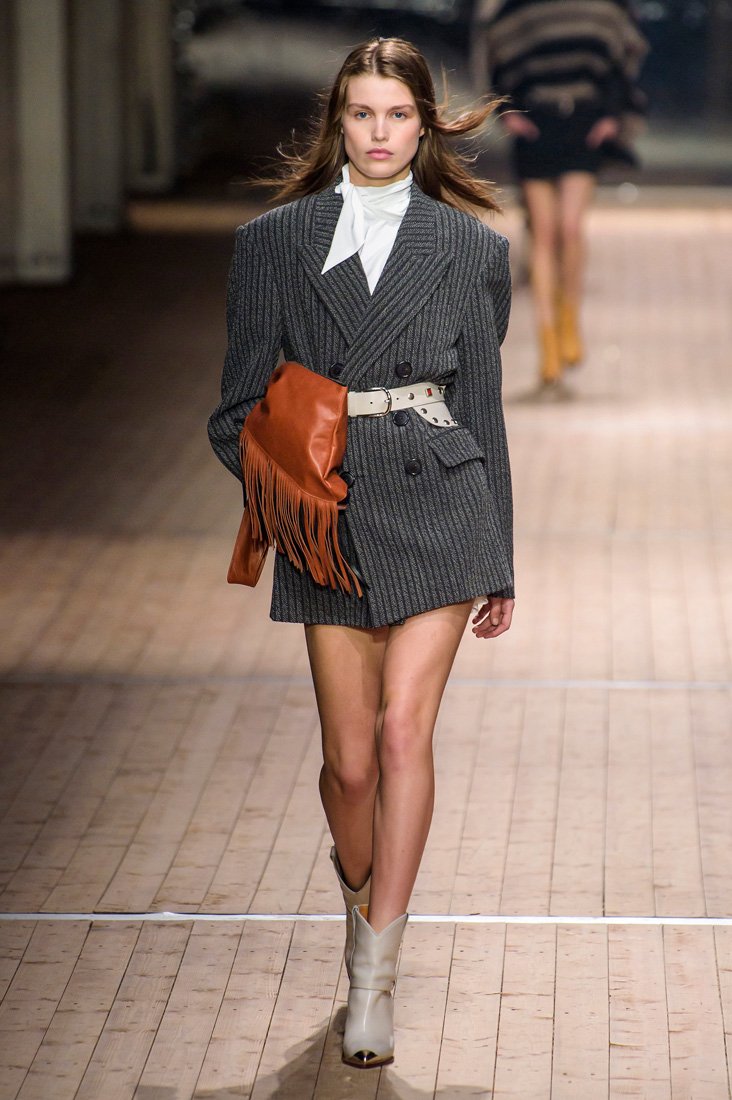 خفّفي من حدّة إطلالاتكِ الرّسميّة
