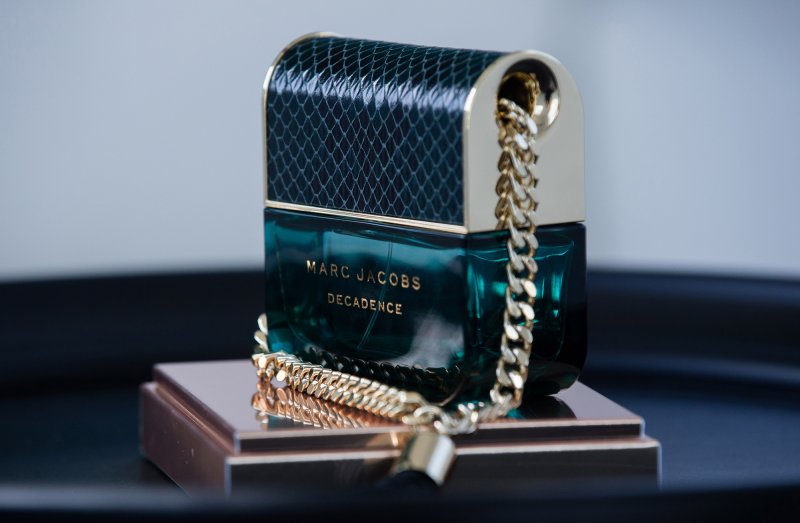 عطور مارك جايكوبس ووجه العلامة الإعلانيّ أدريانا ليما تجتمعان لإطلاق عطر Decadence الجديد في دبي