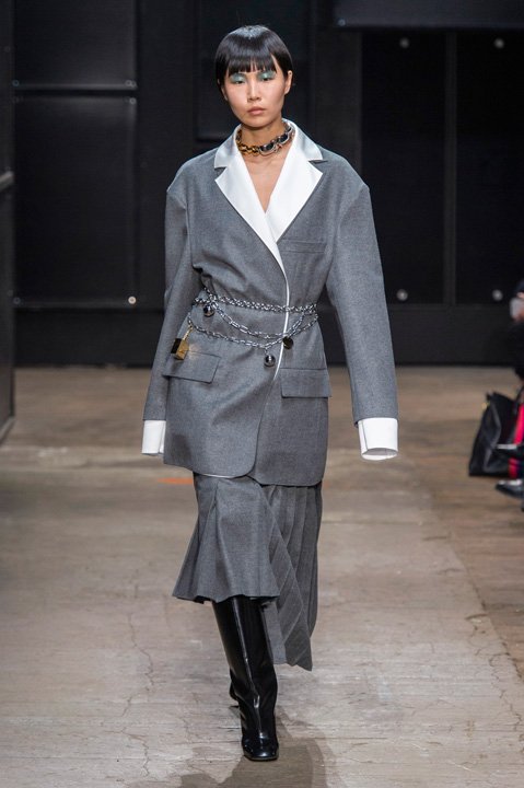 <strong>الإطلالة العاديّة</strong><br />
<strong>فاشرون كونستانتين </strong>ساعة <span dir=LTR>&Eacute;g&eacute;rie Moon Phase</span><br />
<strong>فان كليف أند آربلز </strong>سوار <span dir=LTR>Frivole</span><br />
<strong>فان كليف أند آربلز </strong>خاتم <span dir=LTR>Frivole</span> الذي يمرّ بين الأصابع<br />
<strong>فان كليف أند آربلز </strong>خاتم <span dir=LTR>Perl&eacute;e</span>