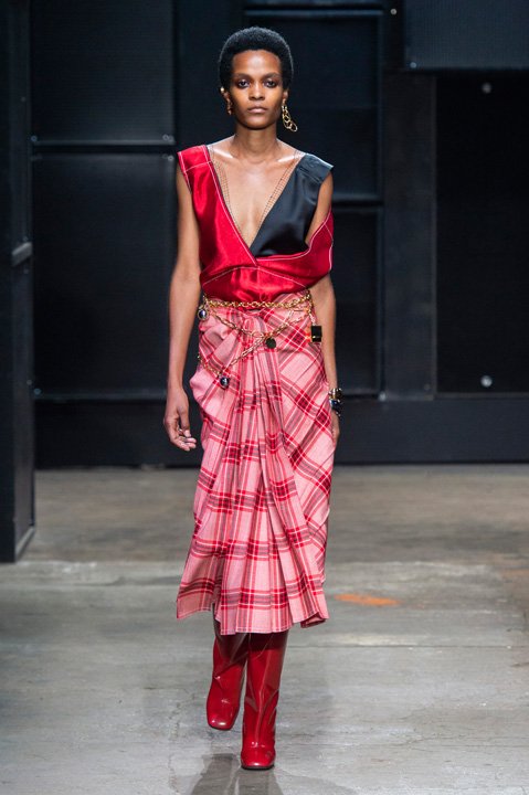 قسم الرياضة في علامة آدم سلمان<br />
<em>من موقع </em><em><span dir=LTR>Net-A-Porter</span></em><br />
&nbsp;